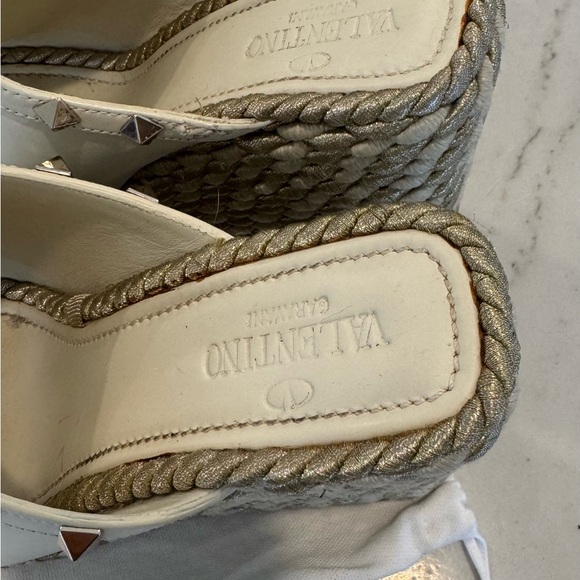 Valentino Garavani Rockstud wedges in ivory size 38. - Picture 3 of 4